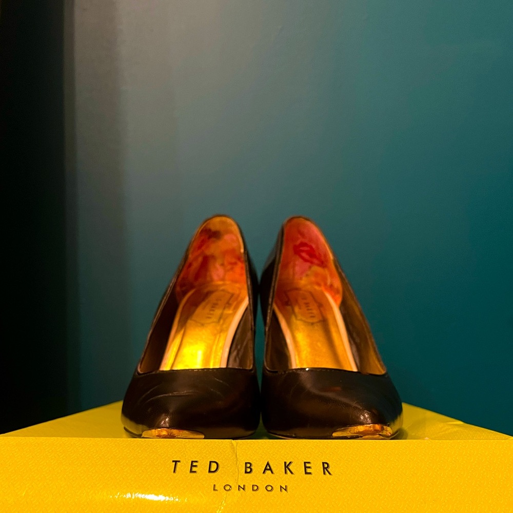 Ted Baker black pump w/ gold tip sz 6